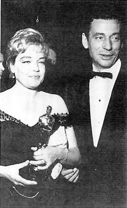 Ив Монтан и Симона Синьоре во время вручения «Оскара»