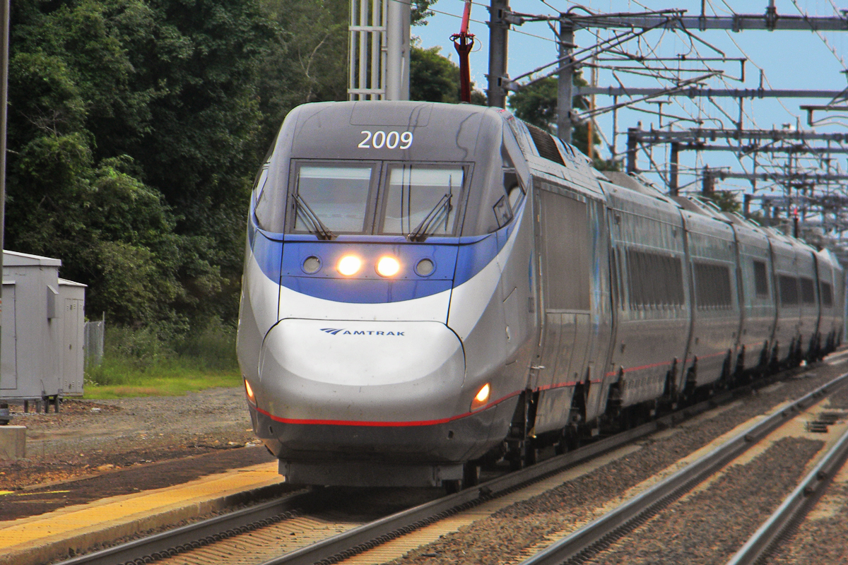 Acela_old_saybrook_ct_summer2011.jpg