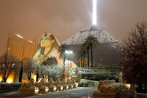 Отель Luxor в форме пирамиды Хеопса, из вершины которой бьет мощнейший луч света — символ веры египтян Отель Luxor в форме пирамиды Хеопса, из вершины которой бьет мощнейший луч света — символ веры египтян