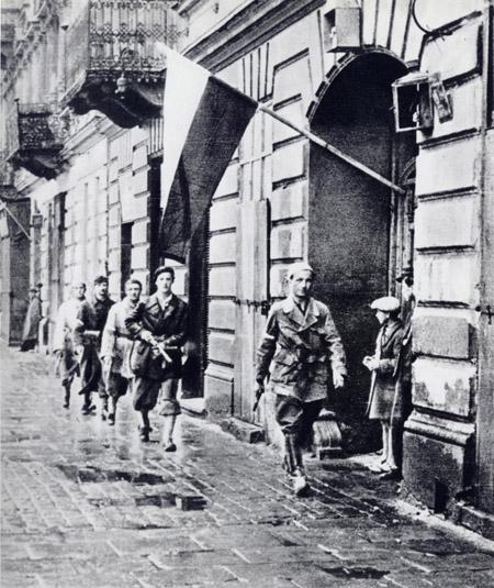 Варшавское восстание. Патруль лейтенанта Станислава Янковского. 1 августа 1944 г., предместье Воля. Варшавское восстание. Патруль лейтенанта Станислава Янковского. 1 августа 1944 г., предместье Воля.