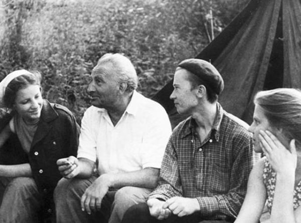 Николай Владимирович Тимофеев-Ресовский со студентами Николай Владимирович Тимофеев-Ресовский со студентами