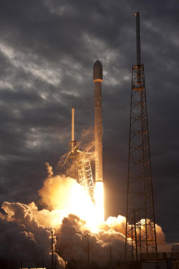 Запуск тайского спутника Thaicom 6 с помощью ракеты Falcon 9 с мыса Канаверал во Флориде. Пуск осуществила частная компания SpaceX 6 января 2014 г. Photo Credit — Spacex Запуск тайского спутника Thaicom 6 с помощью ракеты Falcon 9 с мыса Канаверал во Флориде. Пуск осуществила частная компания SpaceX 6 января 2014 г. Photo Credit — Spacex