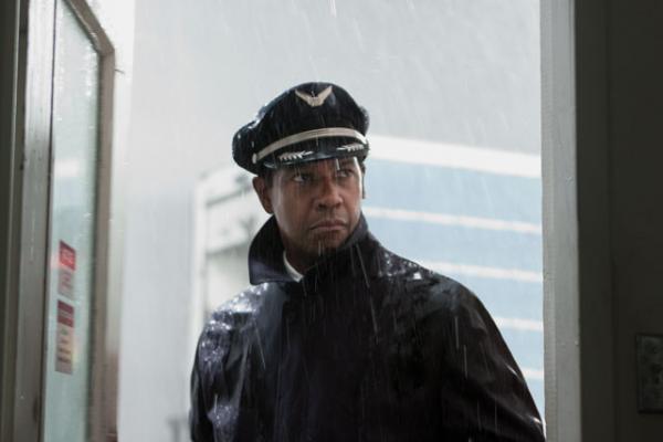 Дензел Вашингтон в роли Уипа Уитекера в фильме «Рейс». Photo © 2012 Paramount Pictures Дензел Вашингтон в роли Уипа Уитекера в фильме «Рейс». Photo © 2012 Paramount Pictures