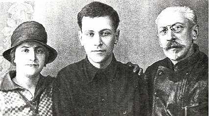 Дмитрий Лихачев с родителями. 1929 г. Дмитрий Лихачев с родителями. 1929 г.