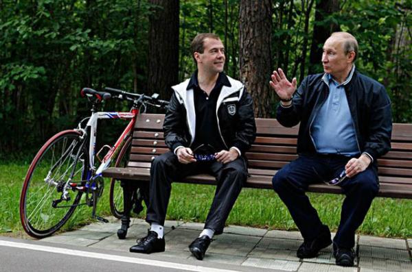 11 июня 2011 года, Московская область, Горки. Встреча Дмитрия Медведева и Владимира Путина. Фото пресс-службы Президента России. 11 июня 2011 года, Московская область, Горки. Встреча Дмитрия Медведева и Владимира Путина. Фото пресс-службы Президента России.