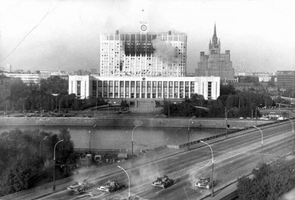 В России в эти дни отмечают 20-летие трагических событий октября 1993 года. На снимке: кадр видеохроники — танки Таманской дивизии стреляют по Дому Советов России. 4 октября 1993 года. В России в эти дни отмечают 20-летие трагических событий октября 1993 года. На снимке: кадр видеохроники — танки Таманской дивизии стреляют по Дому Советов России. 4 октября 1993 года.